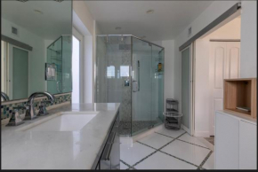5 mins to BEACH LUX Spacious HEATED POOL home with 2 car garage